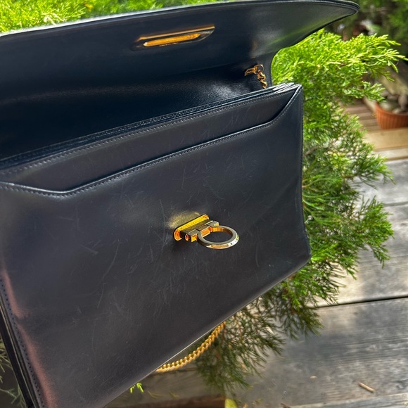 Vintage Salvatore FERRAGAMO navy blue leather crossbody clutch gold chain strap. - Picture 6 of 16